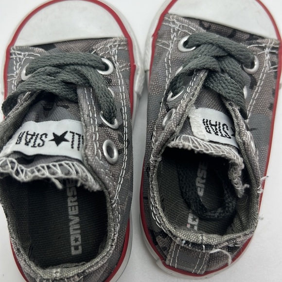 Converse Infant grey camo canvas low top Chucks. Size 4 - Picture 3 of 8